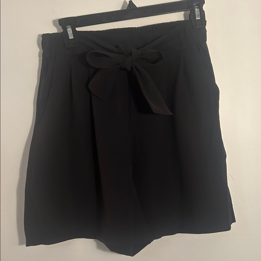 Lululemon Black Shorts with Tie at Elastic Waist and Pleated Front Size 6